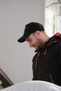 Glad og smilende tømrer fra Lars Printz A/S.