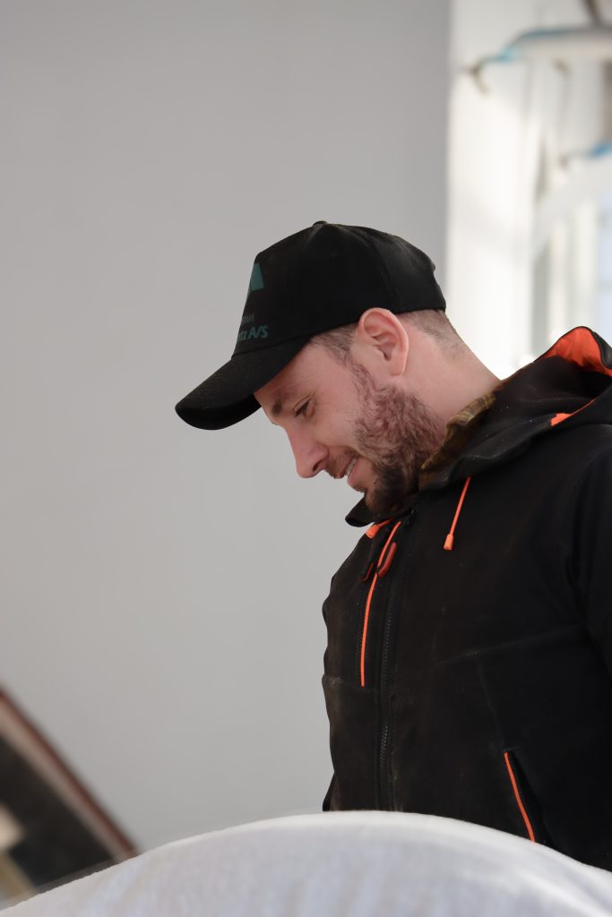 Glad og smilende tømrer fra Lars Printz A/S.