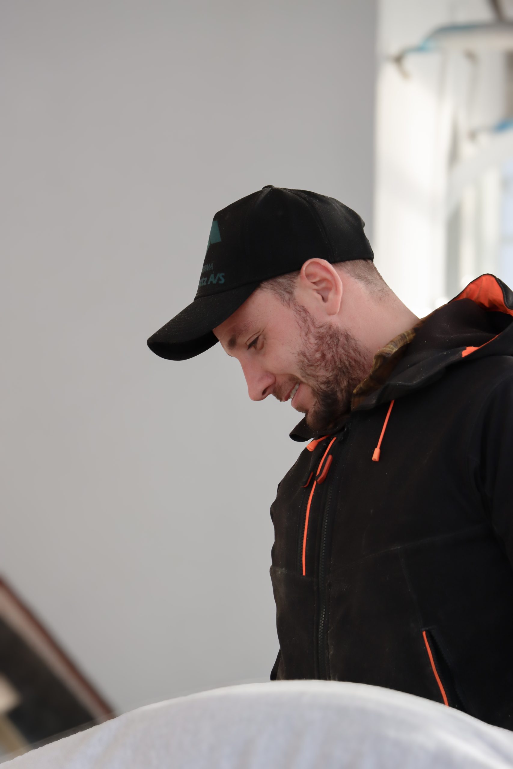 Glad og smilende tømrer fra Lars Printz A/S.