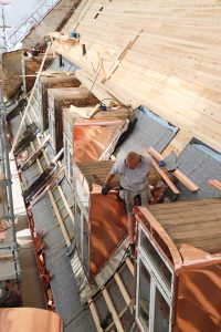 Byggeplads, hvor blikkenslager laver kobberkviste