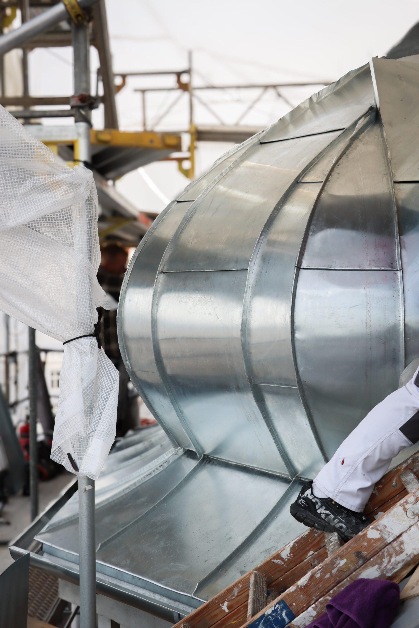 Igangværende arbejde på den nye løgkuppel med zinkbeklædning