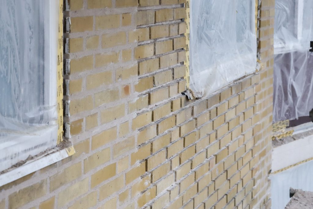 En facade, som Lars Printz Murer har omfuget halvdelen af